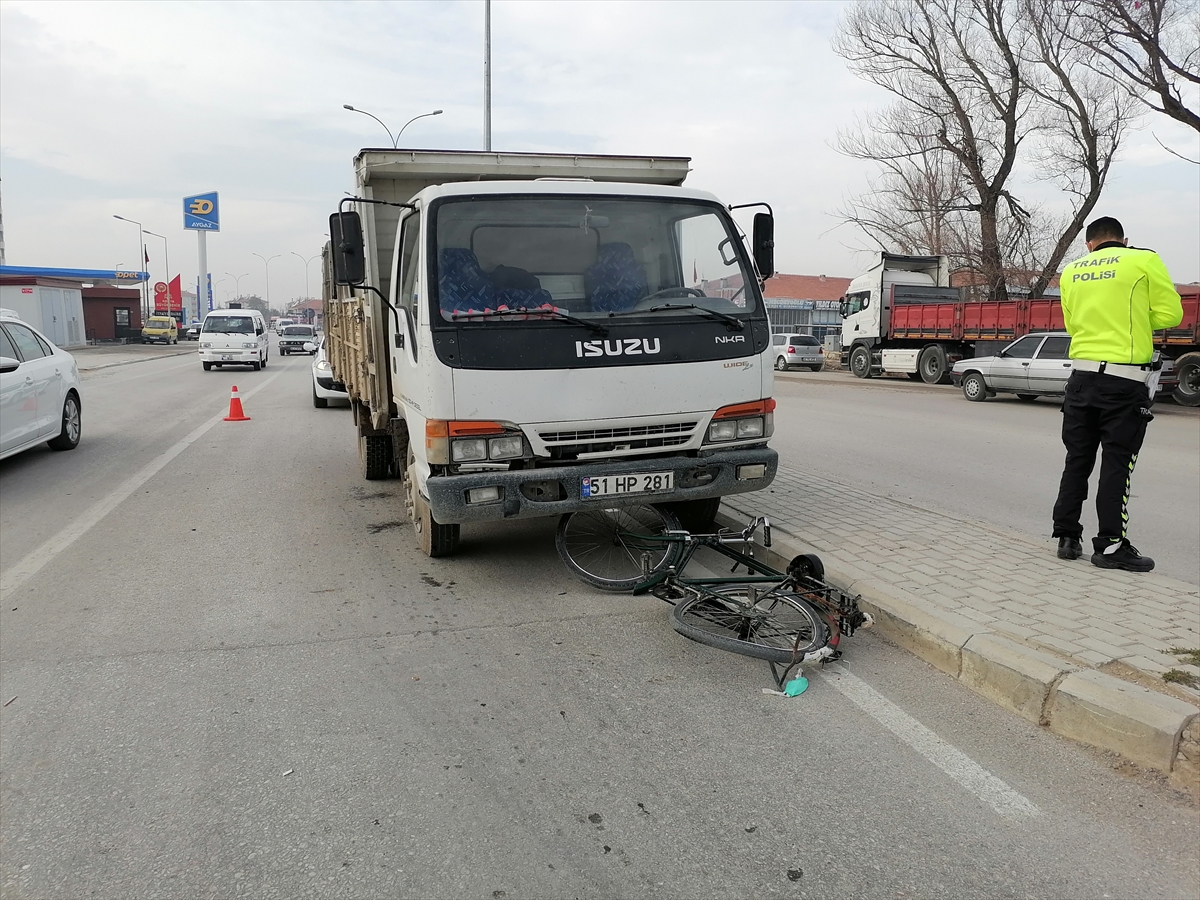 konyada-kamyonun-carptigi-bisiklet-surucusu-agir-yaralandi-002.jpg