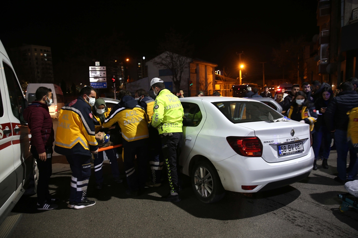 bir-kizi-zorla-alikoydu-kacarken-neden-oldugu-kazada-2si-polis-4-kisi-yaralandi-1-001.jpg