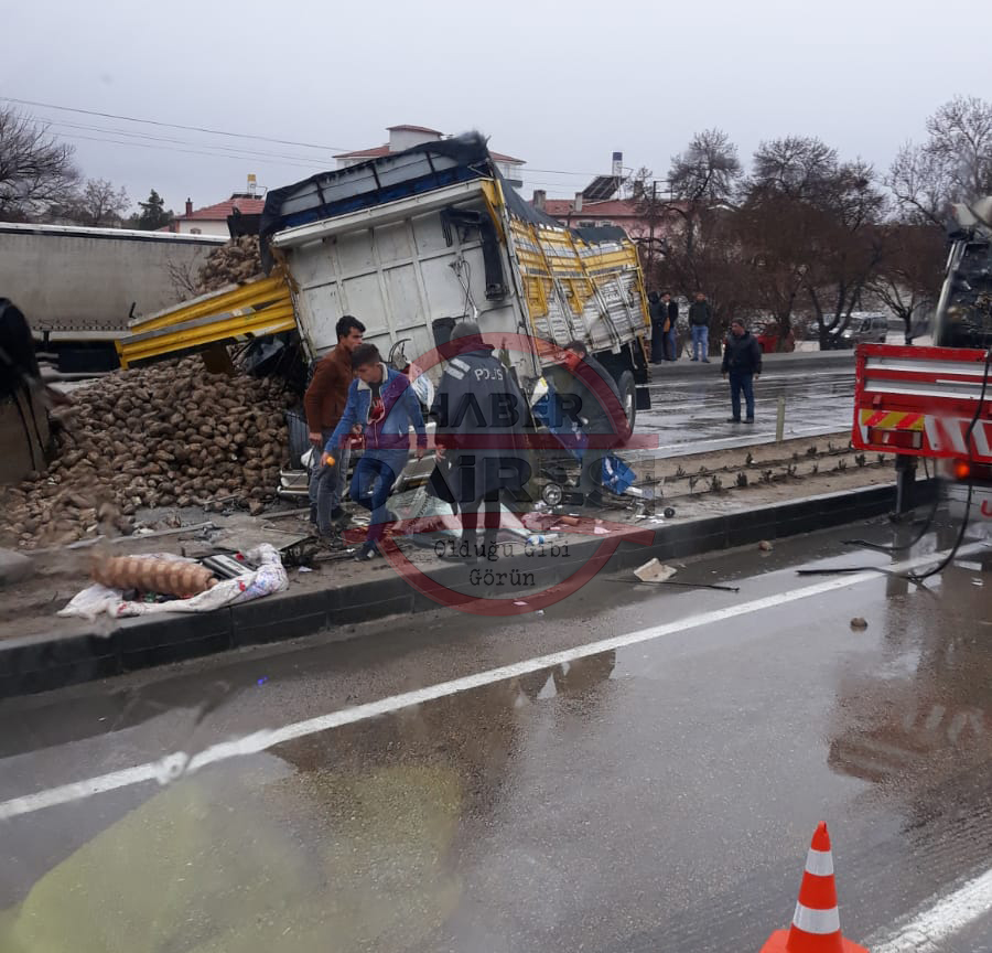 konyada-zincirleme-kaza-iki-tir-arasinda-kaldilar-004.jpg