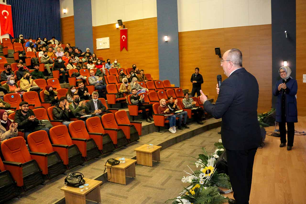 baskan-kavus-universite-ogrencileriyle-bulustu-4.jpg