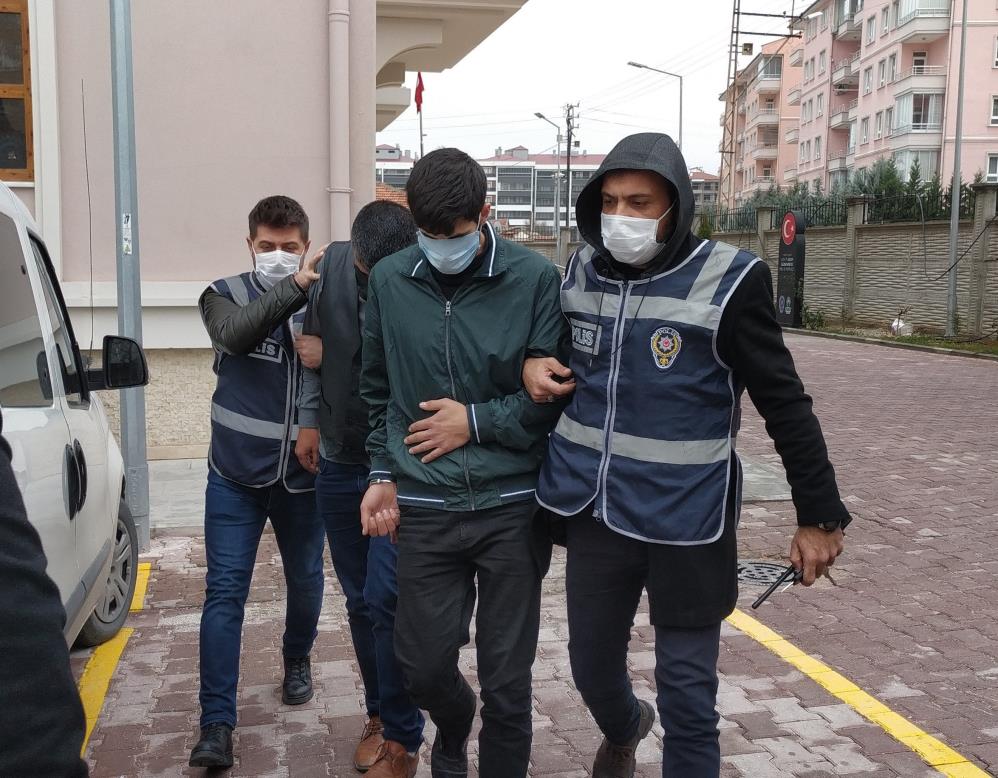 konyada-kovalama-sonrasi-yakalanan-hirsizlik-zanlilarini-yalanlari-da-kurtaramadi-001.jpg