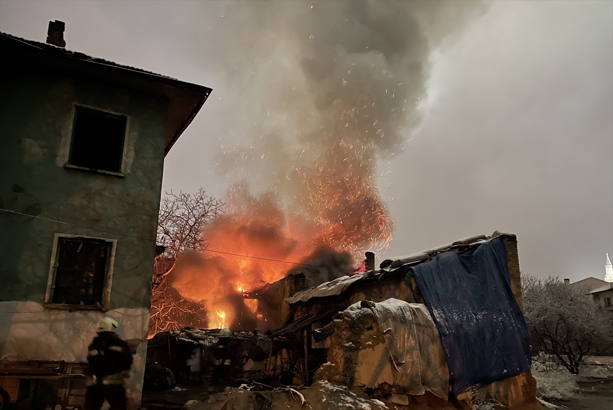 konyada-mustakil-evde-cikan-yangin-itfaiye-ekiplerince-sonduruldu-2.jpg