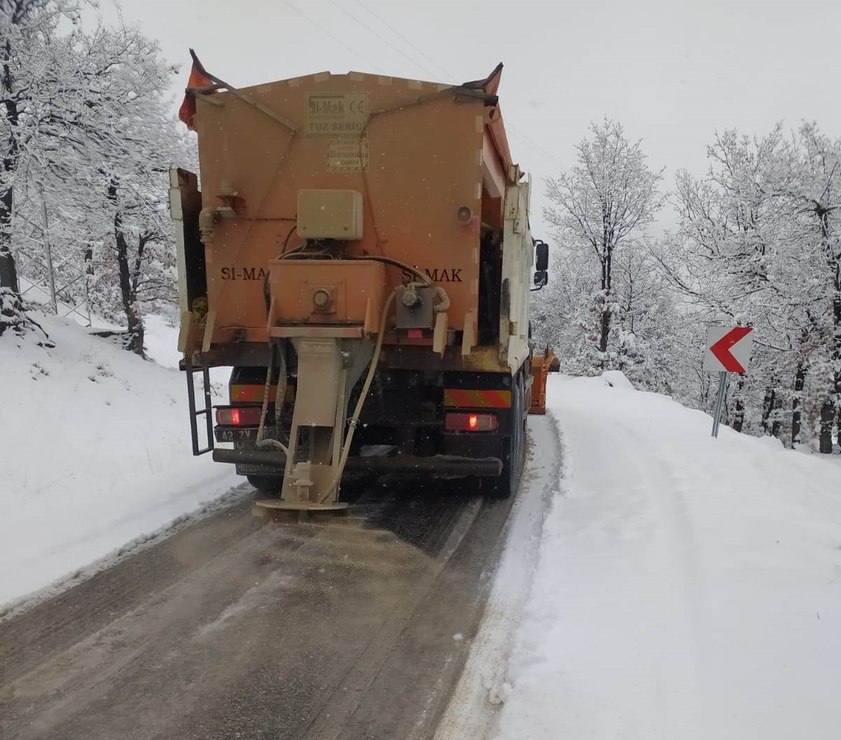 konyanin-toroslarin-etegindeki-ilcesinde-belediye-karla-mucadele-calismasi-yapiyor-001.jpg