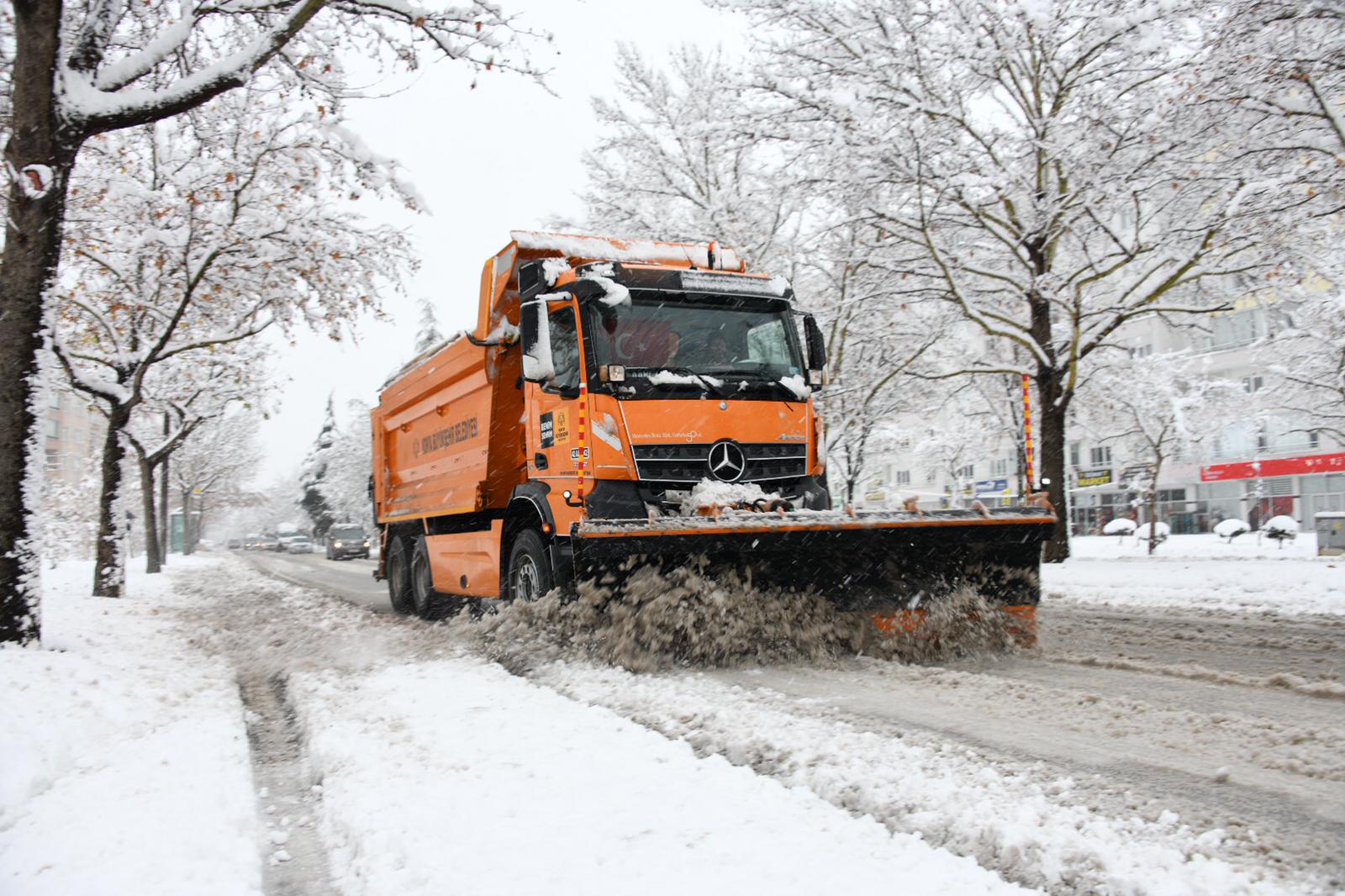 konya-buyuksehirden-31-ilcede-yogun-kar-mesaisi-1.jpg
