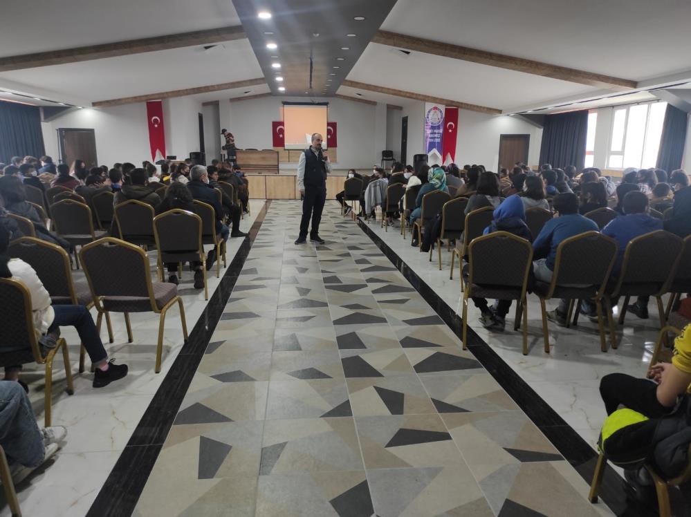 konya-polisinden-ogrenciler-siber-farkindalik-semineri-1.jpg
