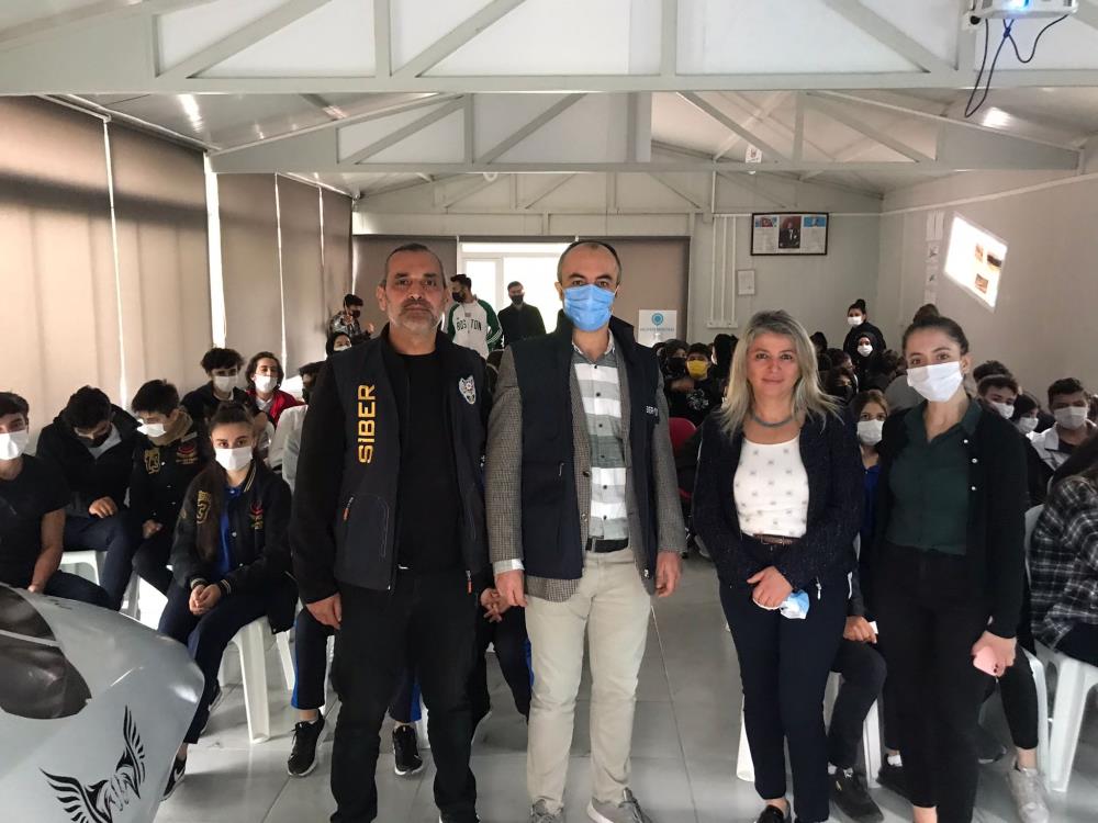 konya-polisinden-ogrenciler-siber-farkindalik-semineri-3.jpg