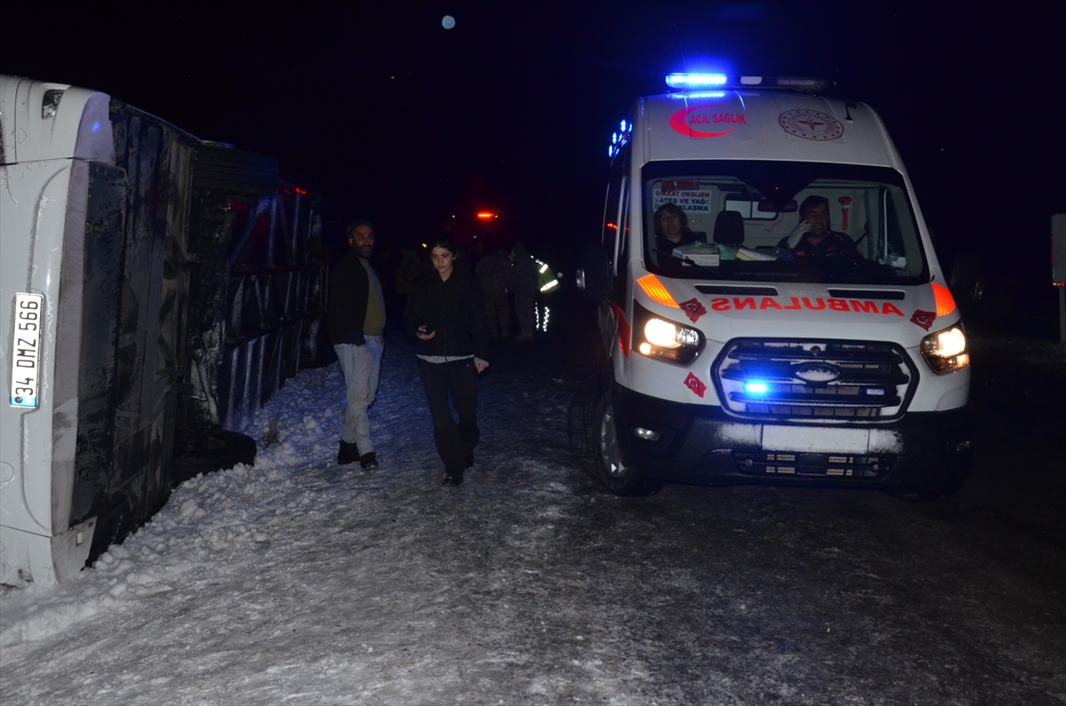 yolcu-otobusu-devrildi-4-olu-cok-sayida-yarali-var-001.jpg