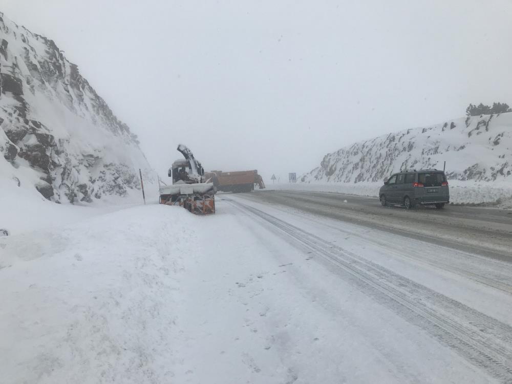 kar-kalinliginin-15-metreye-ulastigi-konya-antalya-kara-yolunda-son-durum-10.jpg