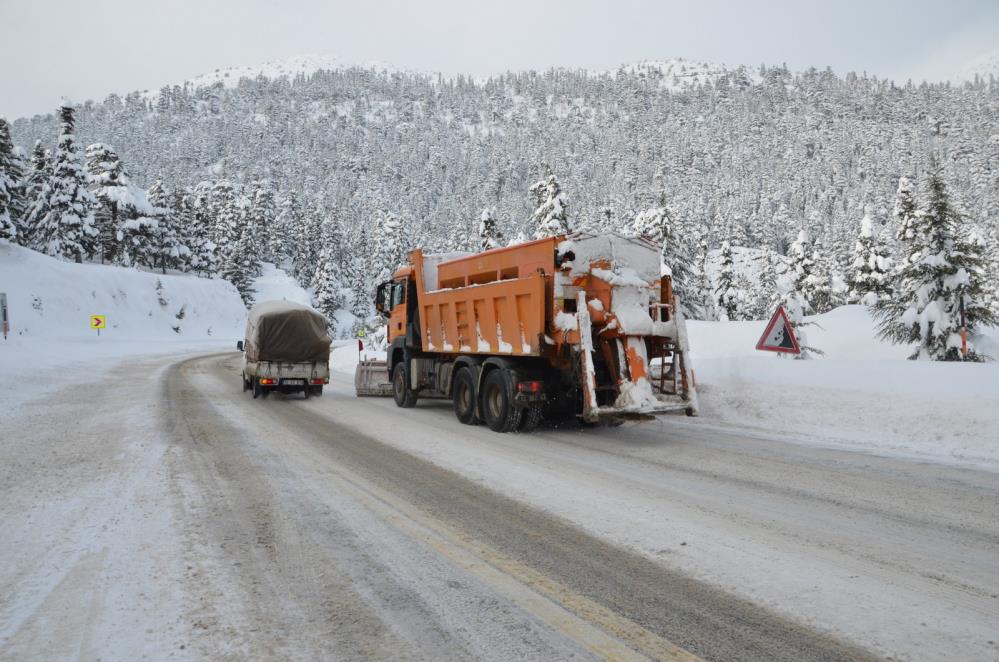 kar-kalinliginin-15-metreye-ulastigi-konya-antalya-kara-yolunda-son-durum-2.jpg