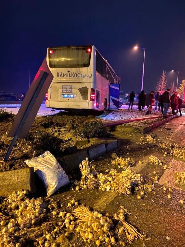 konyadan-yola-cikan-otobus-denizlide-kaza-yapti-001.jpg