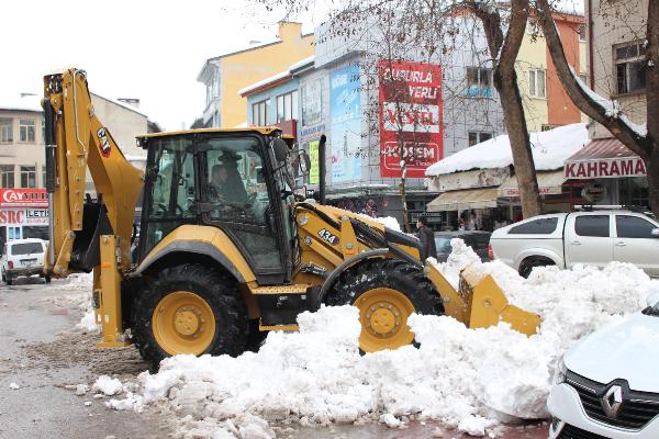 son-yagan-kar-beysehir-golune-yeniden-hayat-verecek-kamyonlarla-tasinip-gole-dokuldu-001.jpg