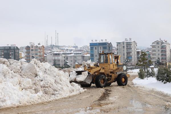 son-yagan-kar-beysehir-golune-yeniden-hayat-verecek-kamyonlarla-tasinip-gole-dokuldu-005.jpg