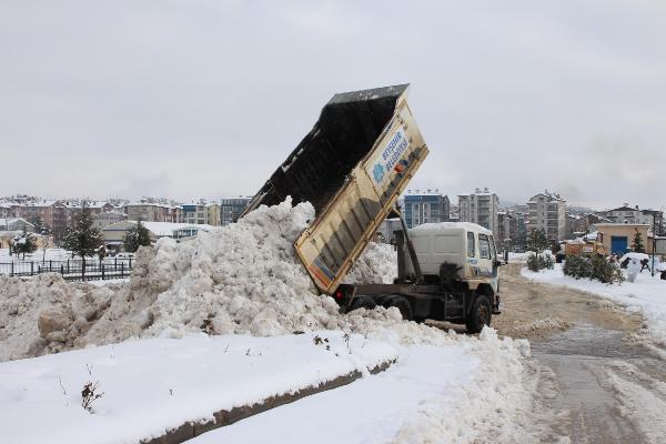 2021/12/21/son-yagan-kar-beysehir-golune-yeniden-hayat-verecek-kamyonlarla-tasinip-gole-dokuldu-006.jpg