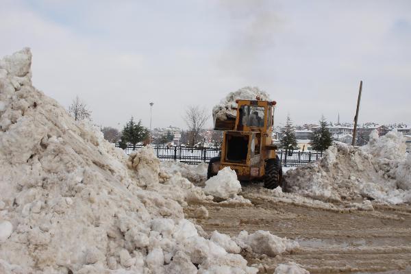son-yagan-kar-beysehir-golune-yeniden-hayat-verecek-kamyonlarla-tasinip-gole-dokuldu-007.jpg
