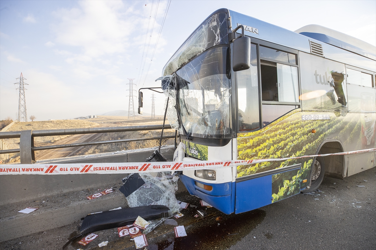 belediye-otobusu-kopru-korkuluklarina-carpti-15-yarali-001.jpg
