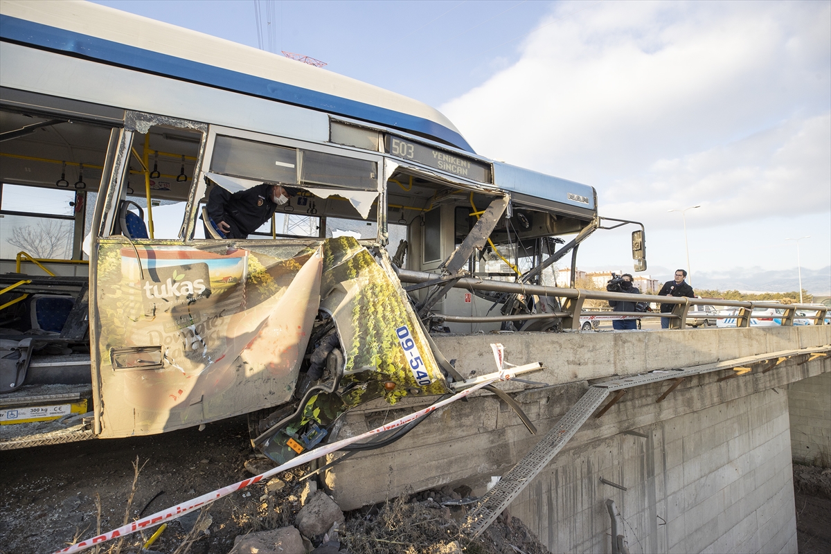 belediye-otobusu-kopru-korkuluklarina-carpti-15-yarali-002.jpg
