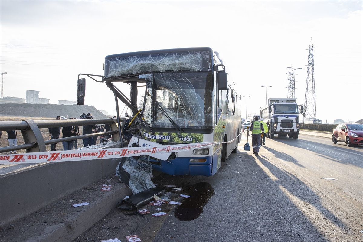 belediye-otobusu-kopru-korkuluklarina-carpti-15-yarali.jpg