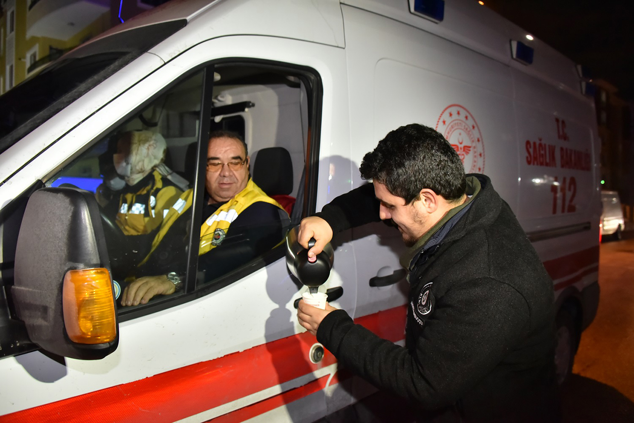 karatayda-gencler-soguk-havada-nobet-tutan-polis-ve-saglikcilarin-icini-isitti-1.jpg