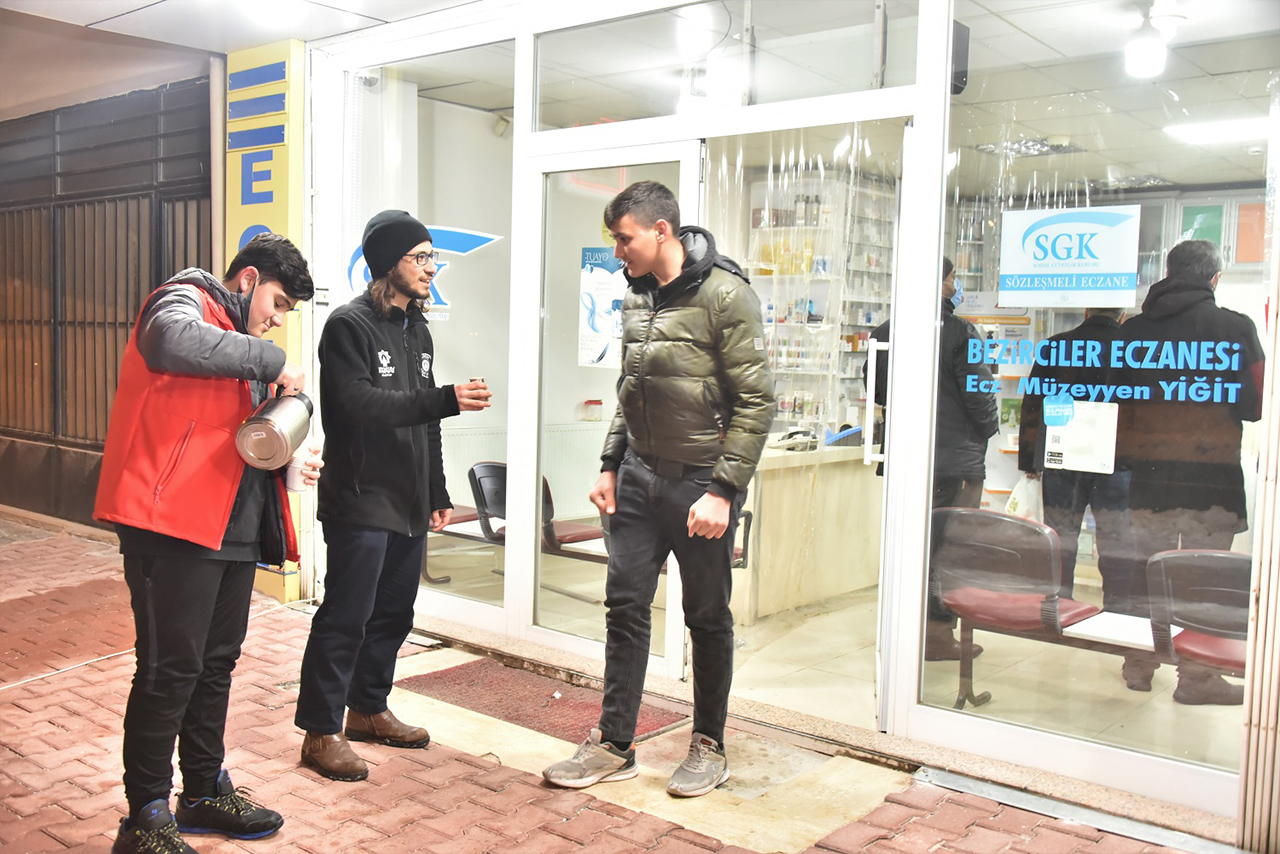 karatayda-gencler-soguk-havada-nobet-tutan-polis-ve-saglikcilarin-icini-isitti.jpg