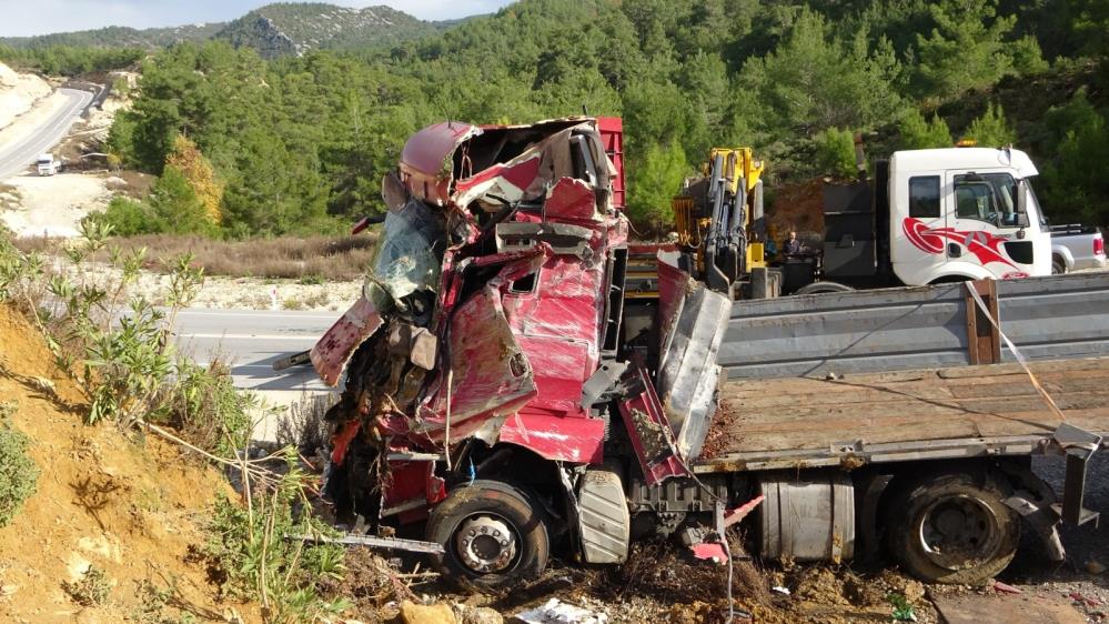 konya-yolunda-feci-kaza-yeni-basladigi-firmada-ilk-seferi-olumle-bitti-003.jpg
