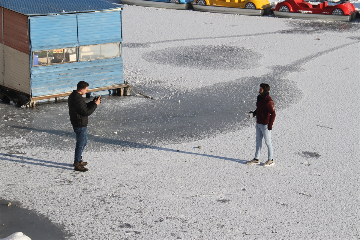konyada-kiyilari-donan-beysehir-golunde-buz-uzerinde-yuruyorlar-007.jpg