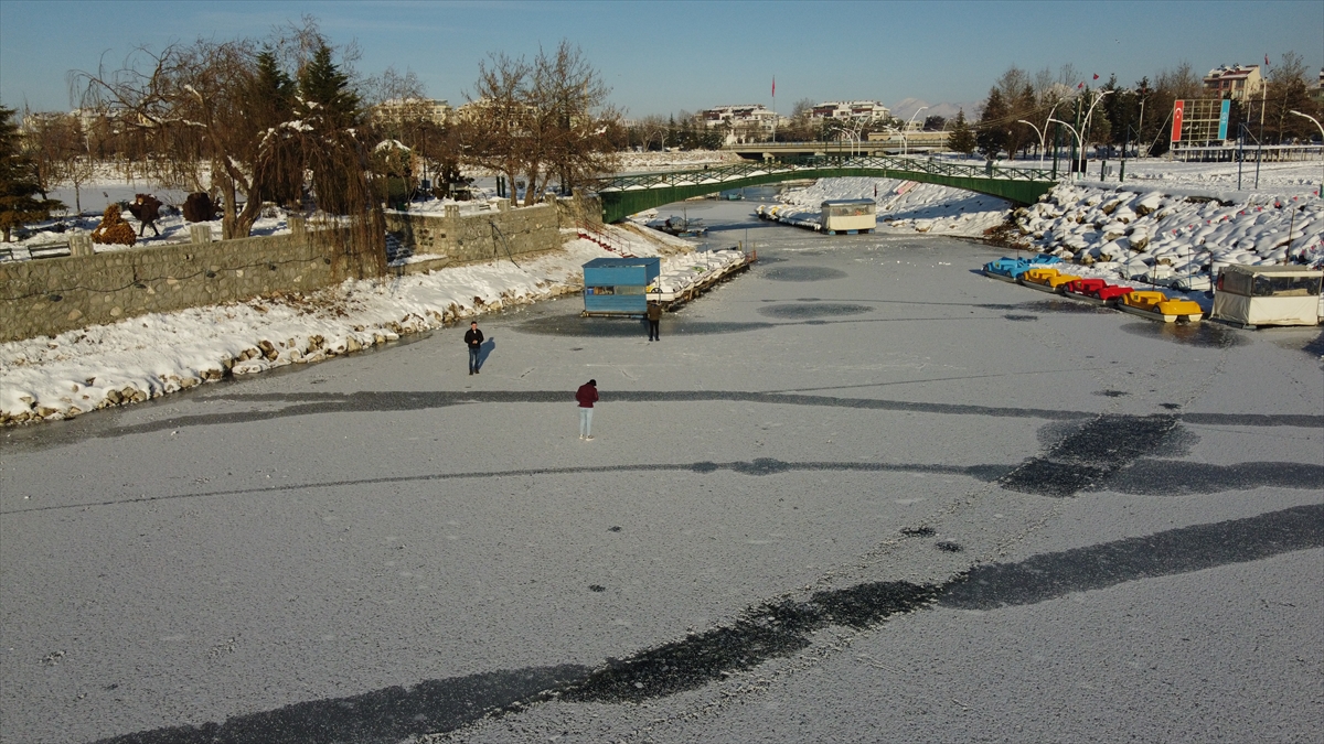 konyada-kiyilari-donan-beysehir-golunde-buz-uzerinde-yuruyorlar.jpg
