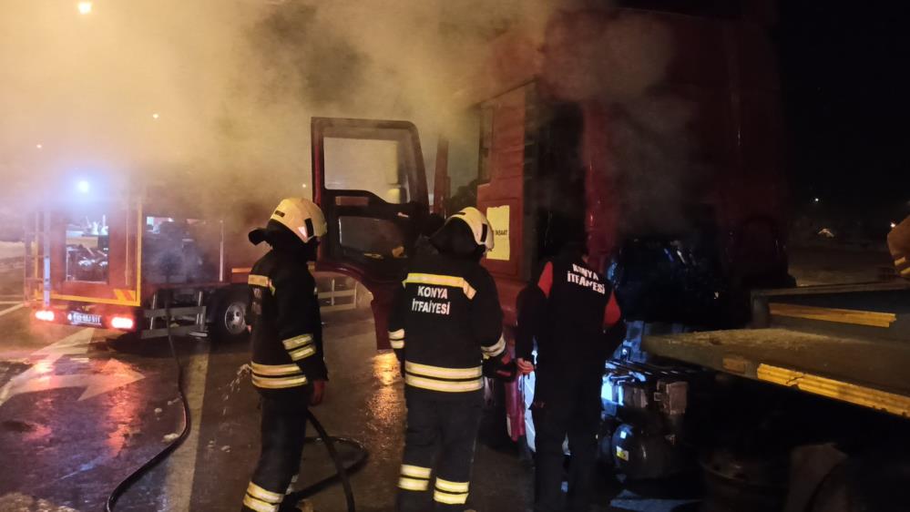 konyada-tir-yangini-surucu-yemek-molasi-verdigi-sirada-alev-aldi-001.jpeg