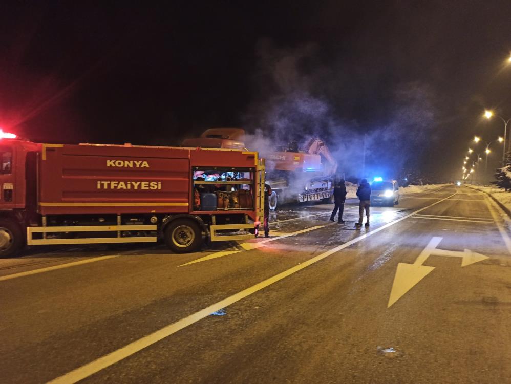 konyada-tir-yangini-surucu-yemek-molasi-verdigi-sirada-alev-aldi-002.jpeg