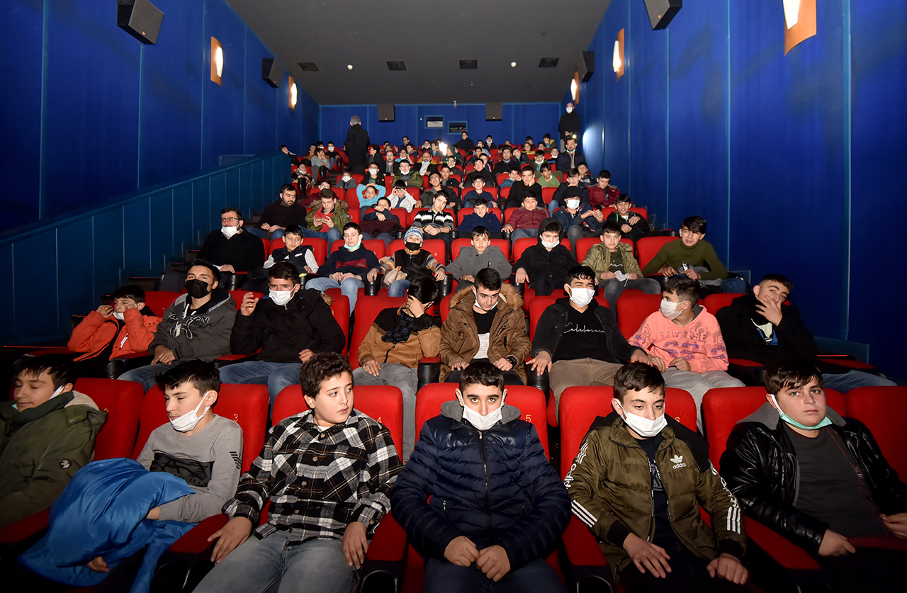 konyada-hafizlik-egitimi-alan-800-genc-sinemada-bulustu-3.jpg