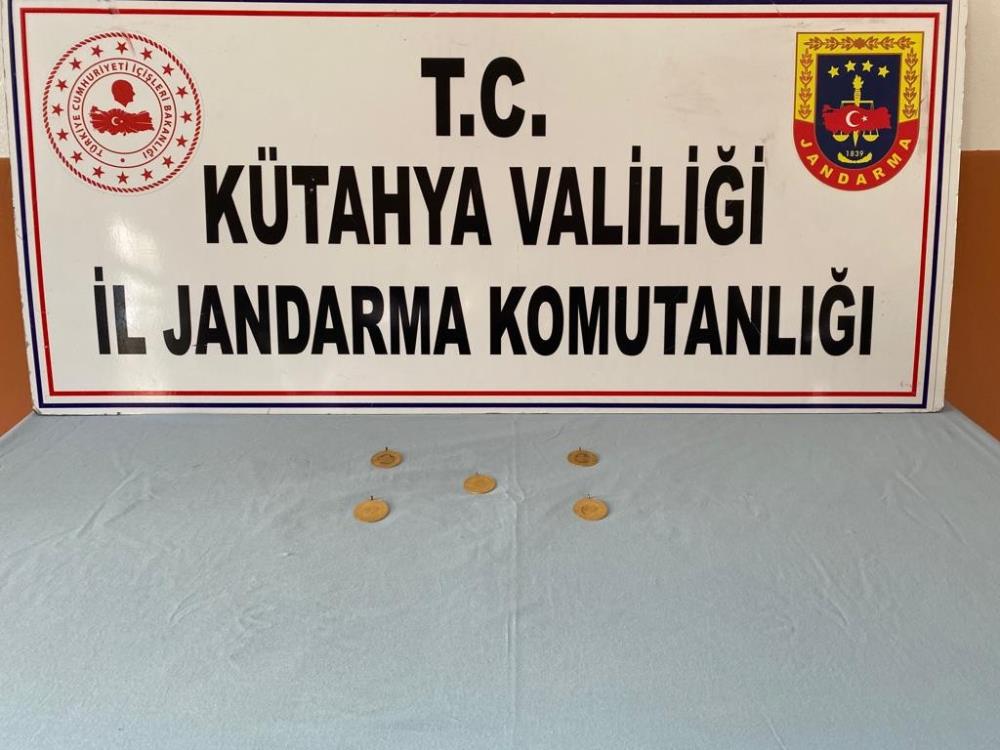 kutahyada-yasli-ciftin-altinlarini-dolandiran-sahte-jandarma-konyada-yakalandi-002.jpeg