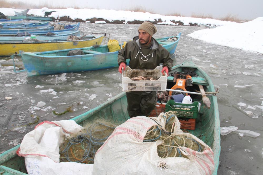konyada-balikcilarin-donan-beysehir-golunde-zorlu-ekmek-mucadelesi-002.jpg