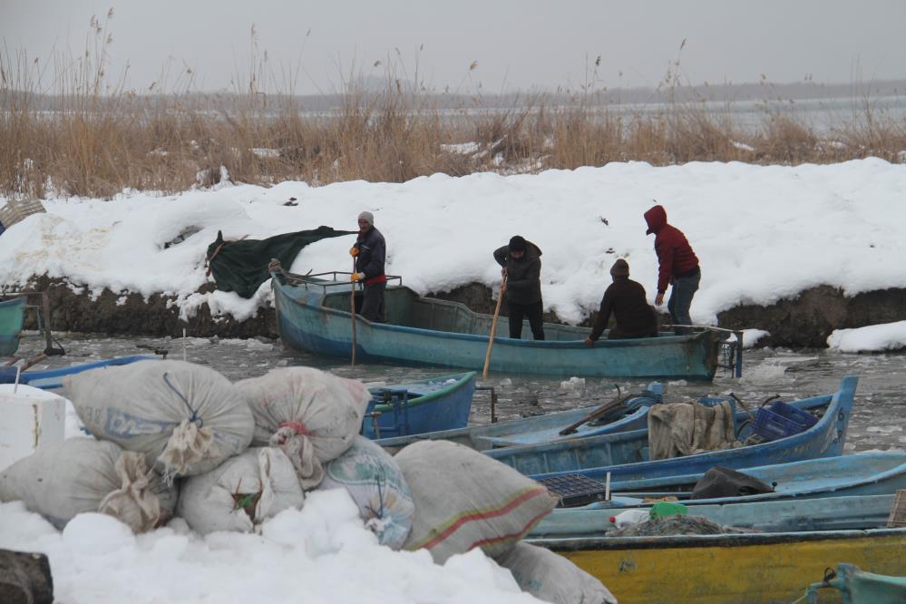 konyada-balikcilarin-donan-beysehir-golunde-zorlu-ekmek-mucadelesi-003.jpg