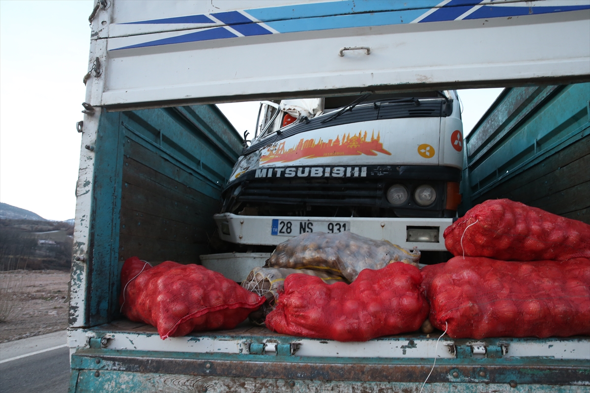 sogan-ve-patates-yuklu-kamyonet-devrildi-baba-ile-oglu-olumden-dondu-6.jpg