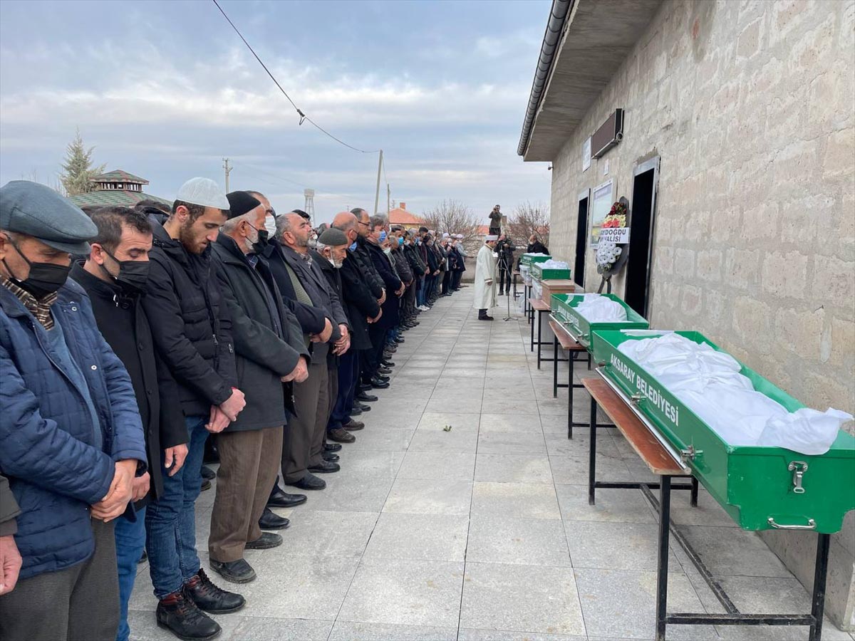 ayni-aileden-6-cenaze-yan-yana-topraga-verildi-2.jpg