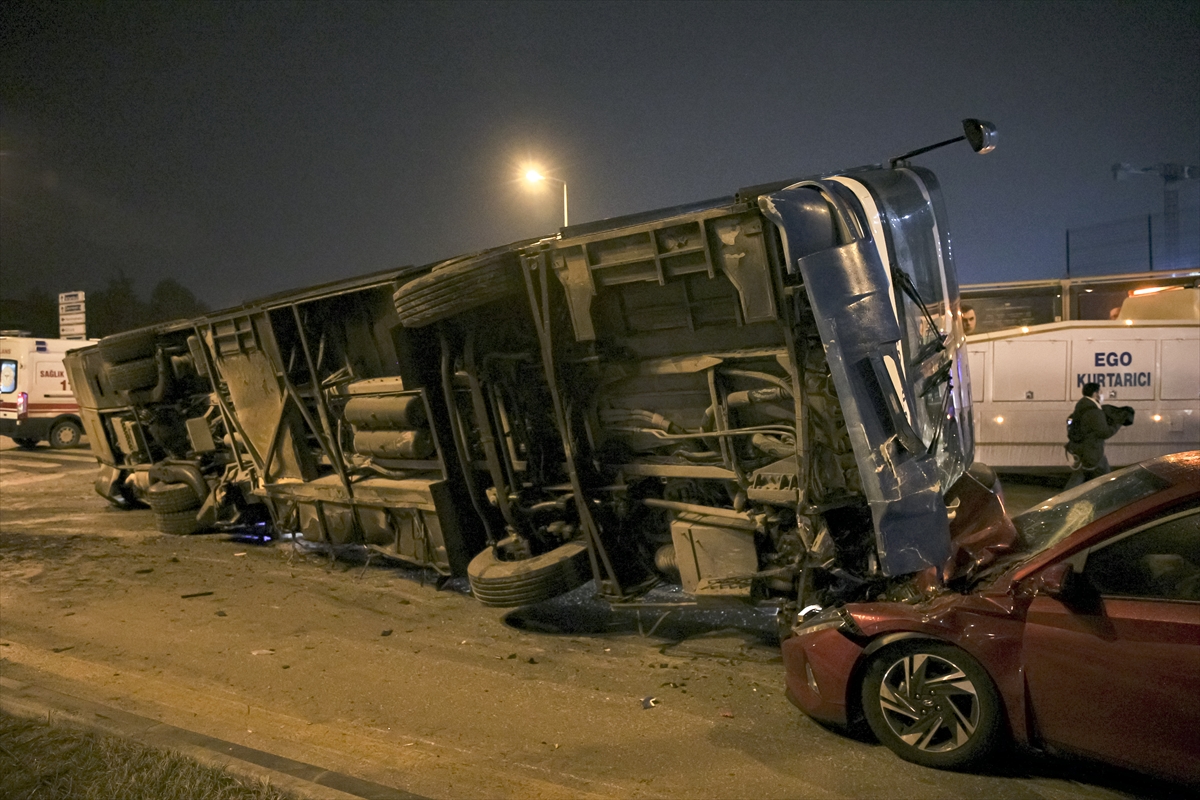 otobus-otomobillerin-uzerine-devrildi-16-yarali-001.jpg