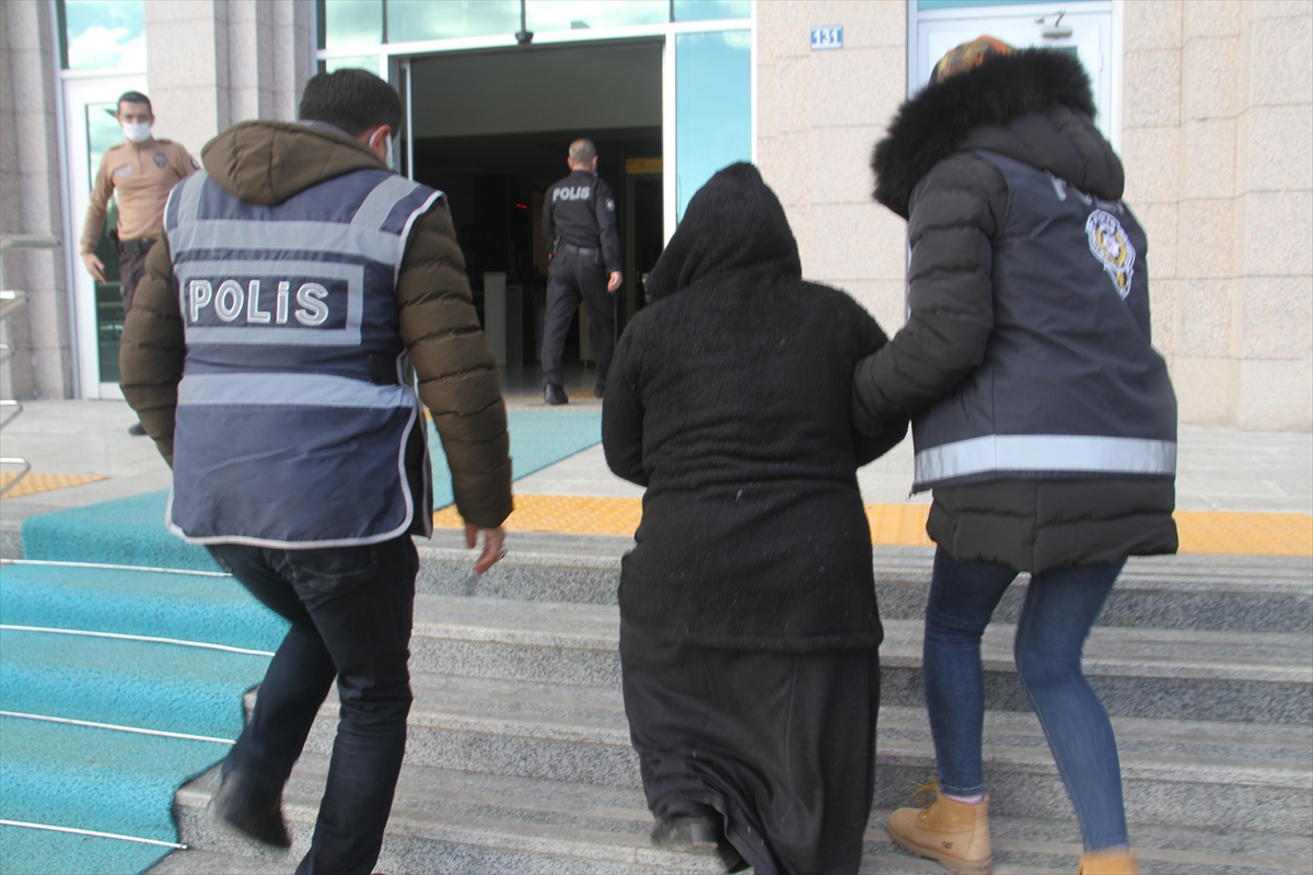 konyada-tartistigi-kocasini-bicakla-olduren-kadin-adliyeye-sevk-edildi-1.jpg