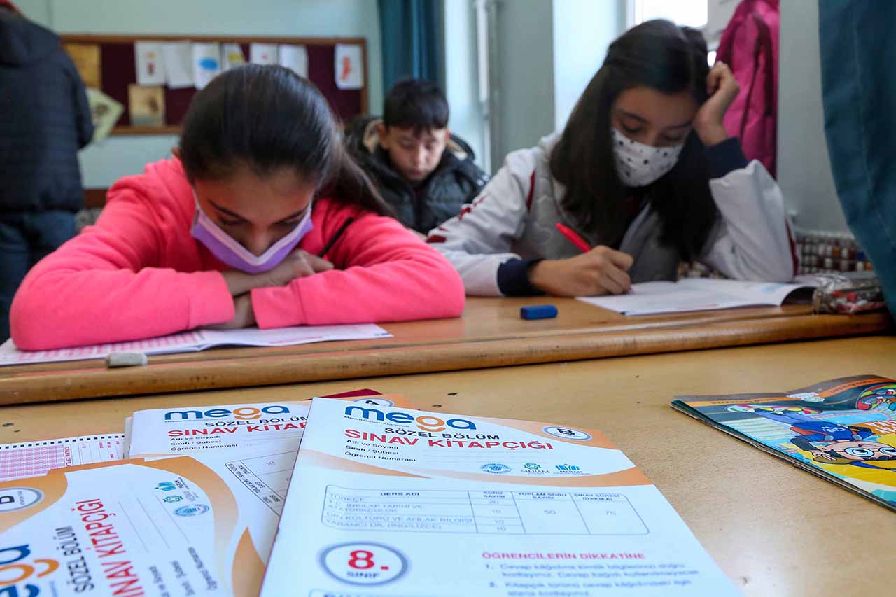 meramda-5-bin-768-ogrenci-sinavda-ter-doktu-3.jpg