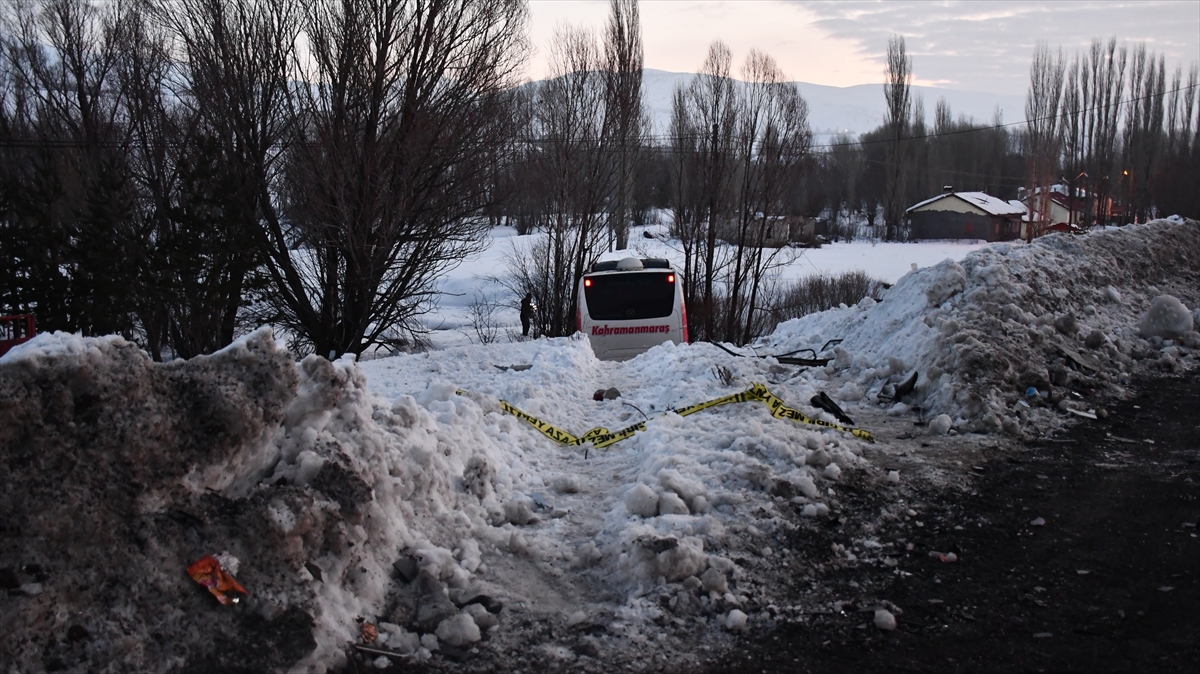 yolcu-otobusu-kamyonetle-carpisti-2-kisi-oldu-19-kisi-yaralandi.jpg