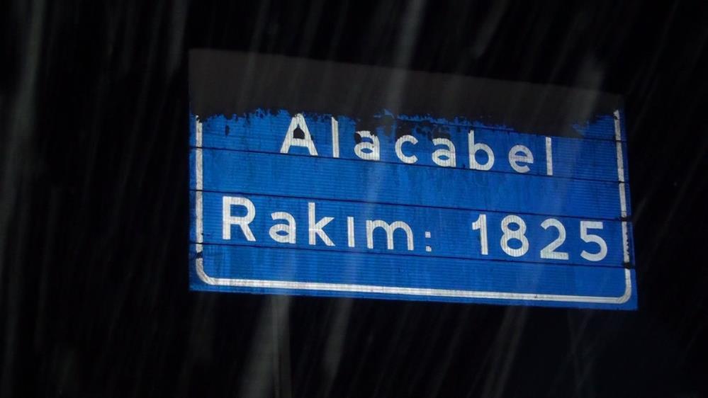 alacabel-gecit-vermiyor-konya-antalya-yolu-tir-ve-cekici-turu-araclara-kapatildi.jpeg