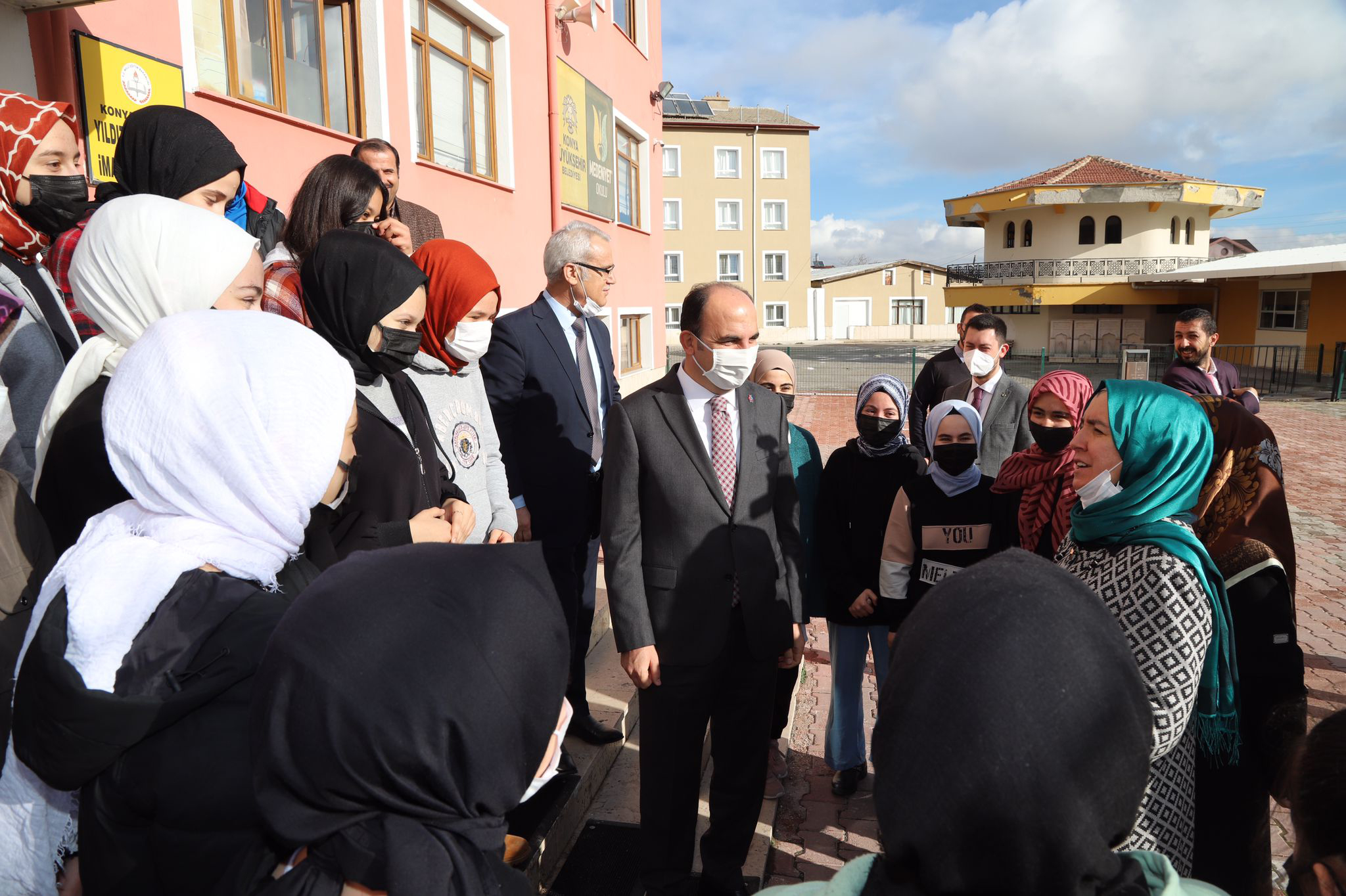 baskan-altay-konyada-lise-ogrencileriyle-bulustu-3.jpg