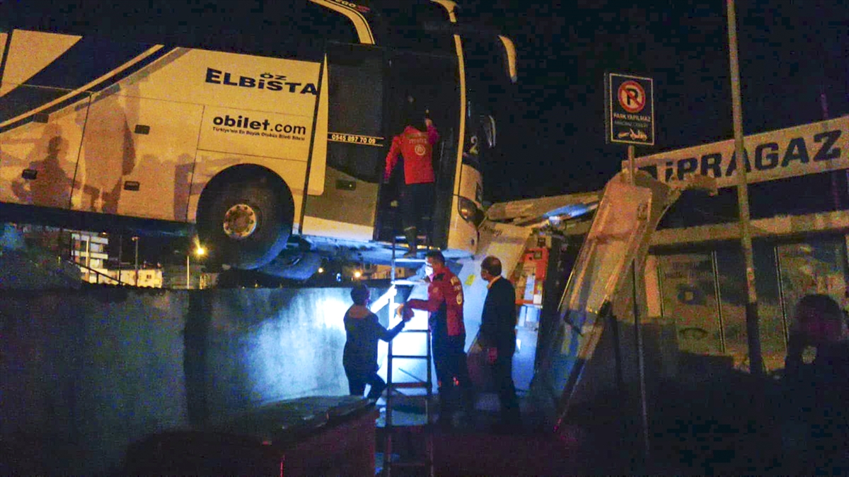 kontrolden-cikan-yolcu-otobusu-koprude-asili-kaldi-3-002.jpg
