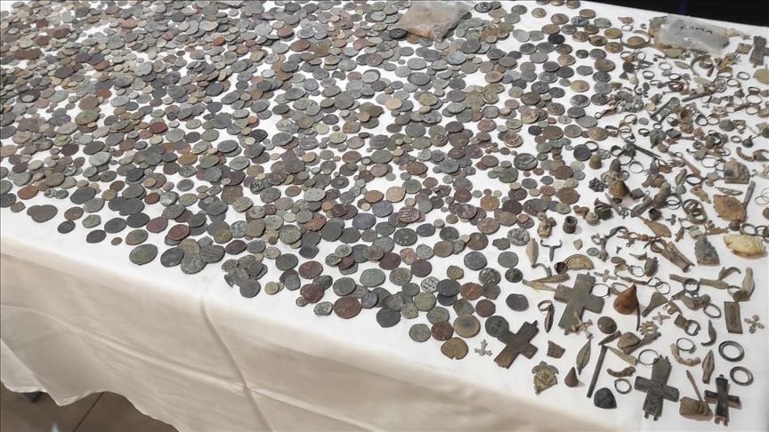 muze-gibi-polis-bir-kisiyi-17-bine-yakin-tarihi-eserle-yakaladi.jpg