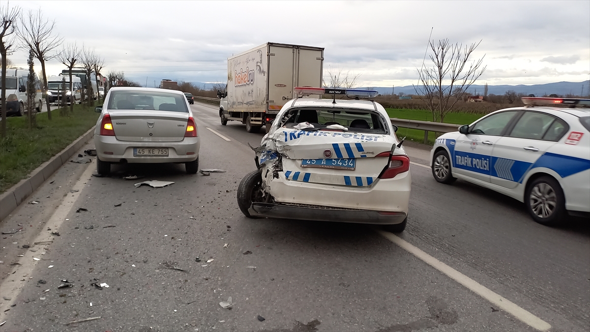 cevre-guvenligi-alan-trafik-polisi-aracina-minibus-carpti-2-yarali-3.jpg