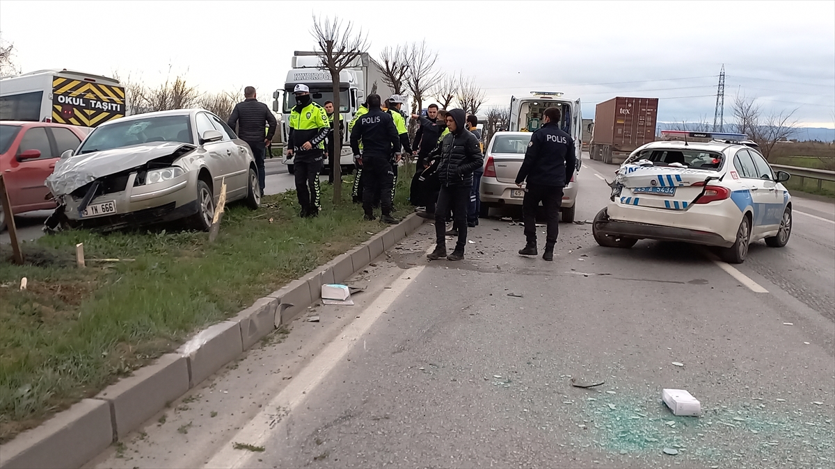 cevre-guvenligi-alan-trafik-polisi-aracina-minibus-carpti-2-yarali-4.jpg