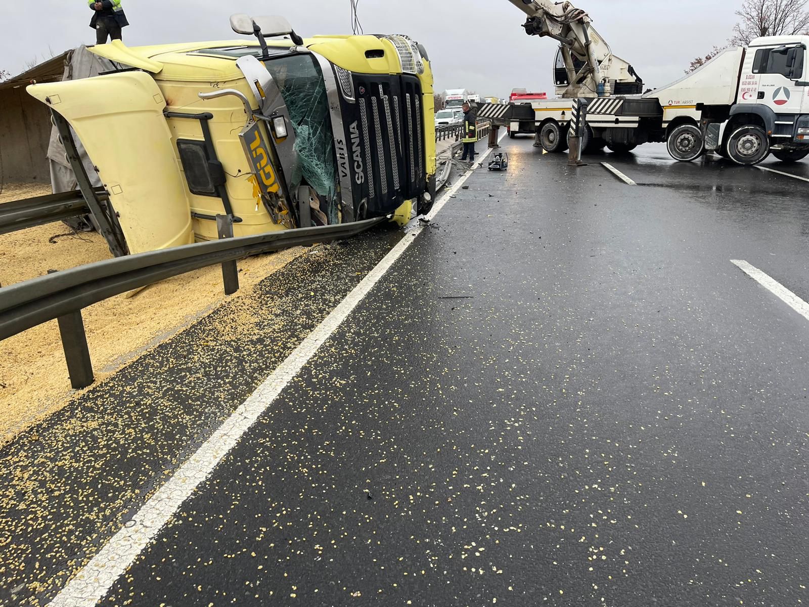 konya-ankara-yolunu-kapatan-kaza-mercimek-yuklu-tir-devrildi-002.jpeg