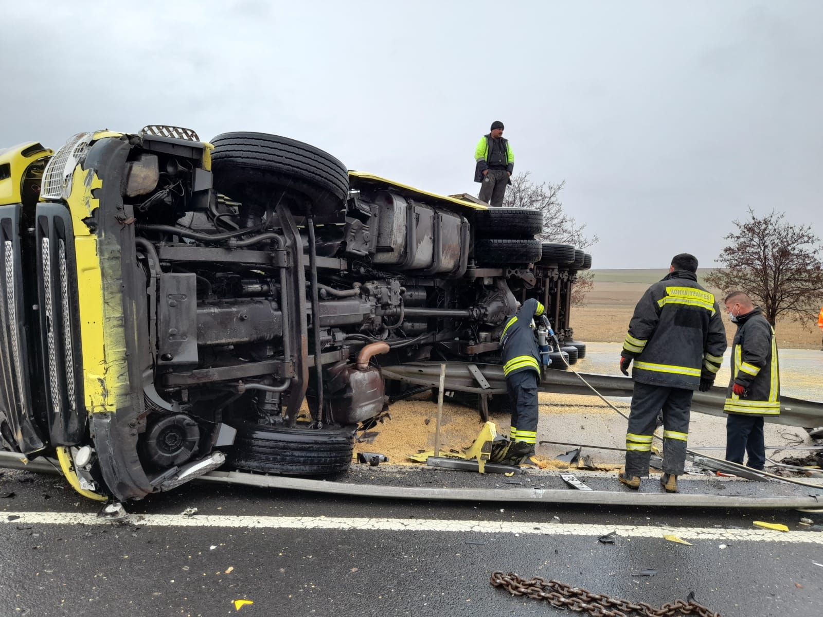 konya-ankara-yolunu-kapatan-kaza-mercimek-yuklu-tir-devrildi.jpeg