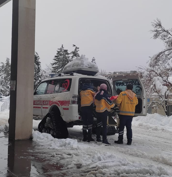 konyada-kar-yollari-kapatinca-hastalarin-imdadina-paletli-ambulanslar-yetisiyor-001.jpeg
