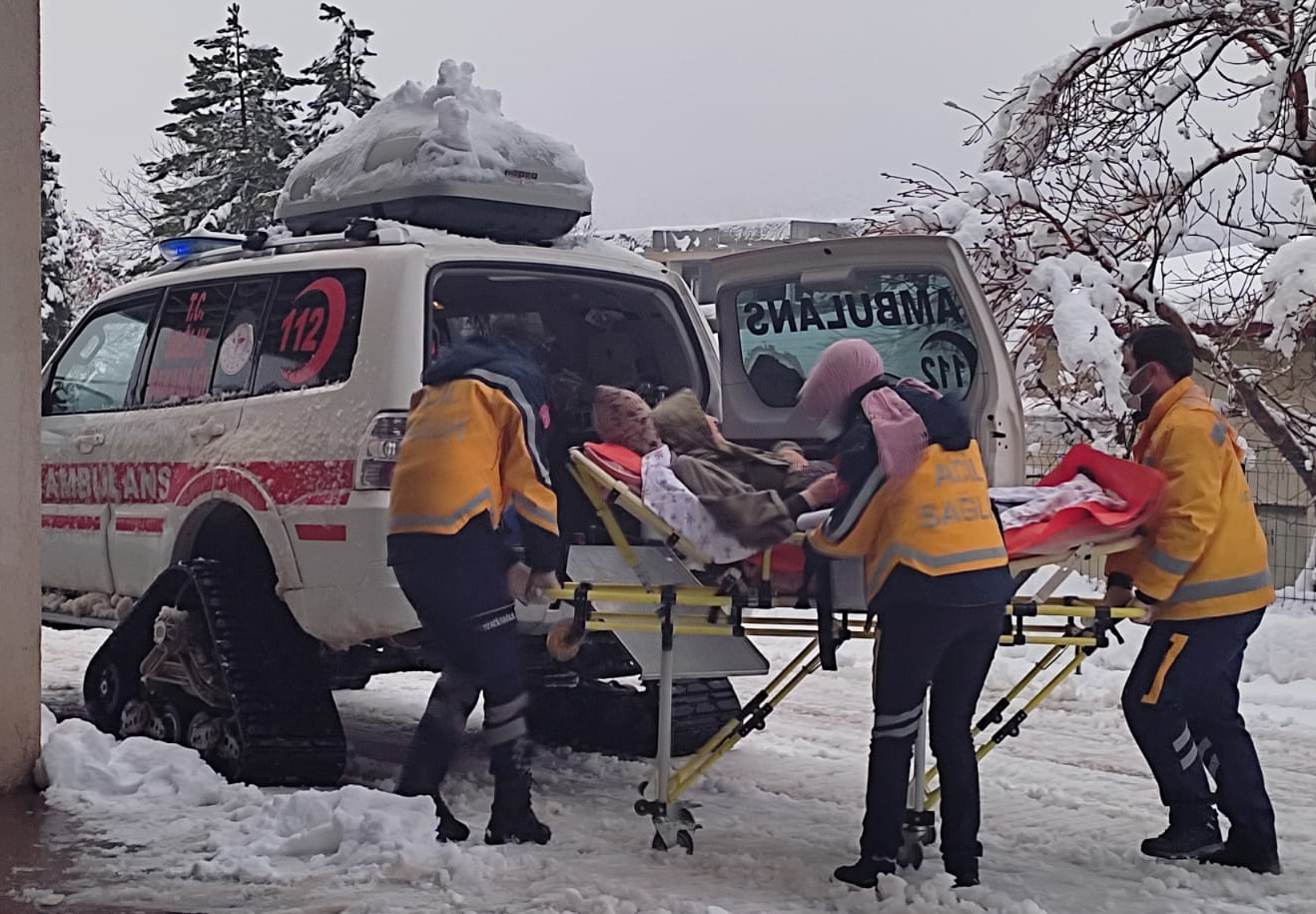 konyada-kar-yollari-kapatinca-hastalarin-imdadina-paletli-ambulanslar-yetisiyor-002.jpeg