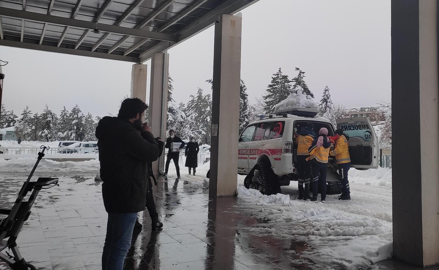 konyada-kar-yollari-kapatinca-hastalarin-imdadina-paletli-ambulanslar-yetisiyor.jpeg