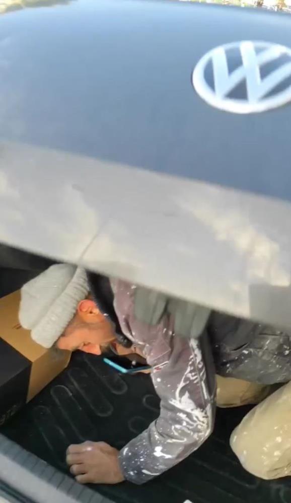 bu-goruntuye-tepki-yagiyor-patron-arabasi-kirlenmesin-diye-isciyi-bagajda-tasidi-001.jpeg